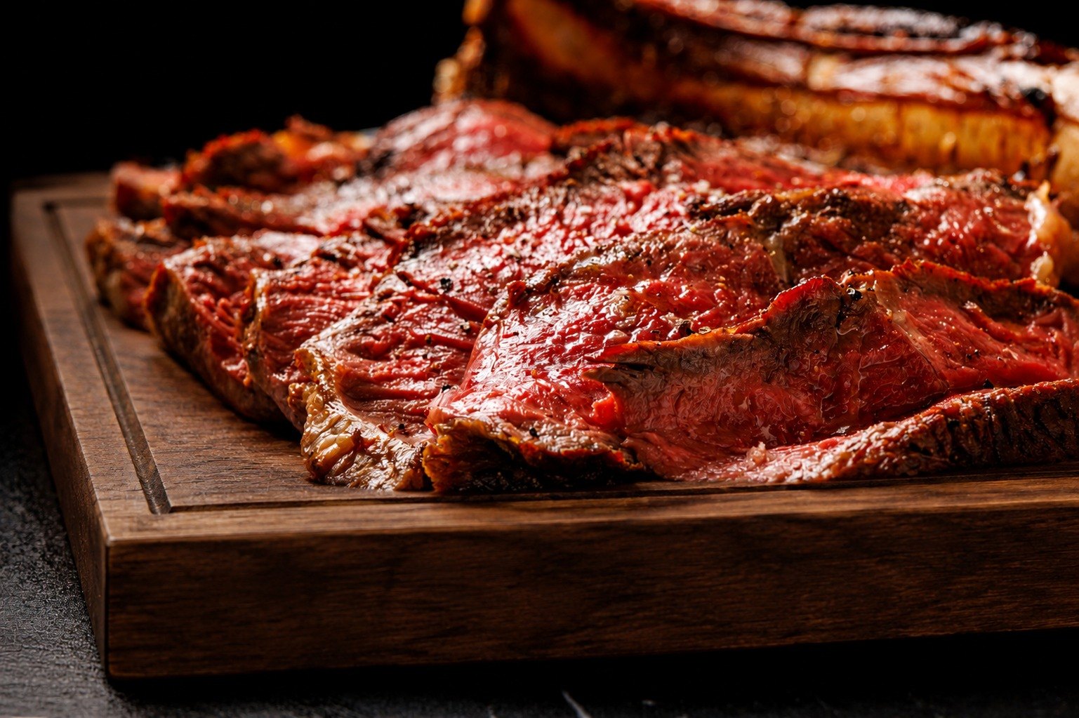 Carne grelhada fatiada na tábua — jantar no Per Se
