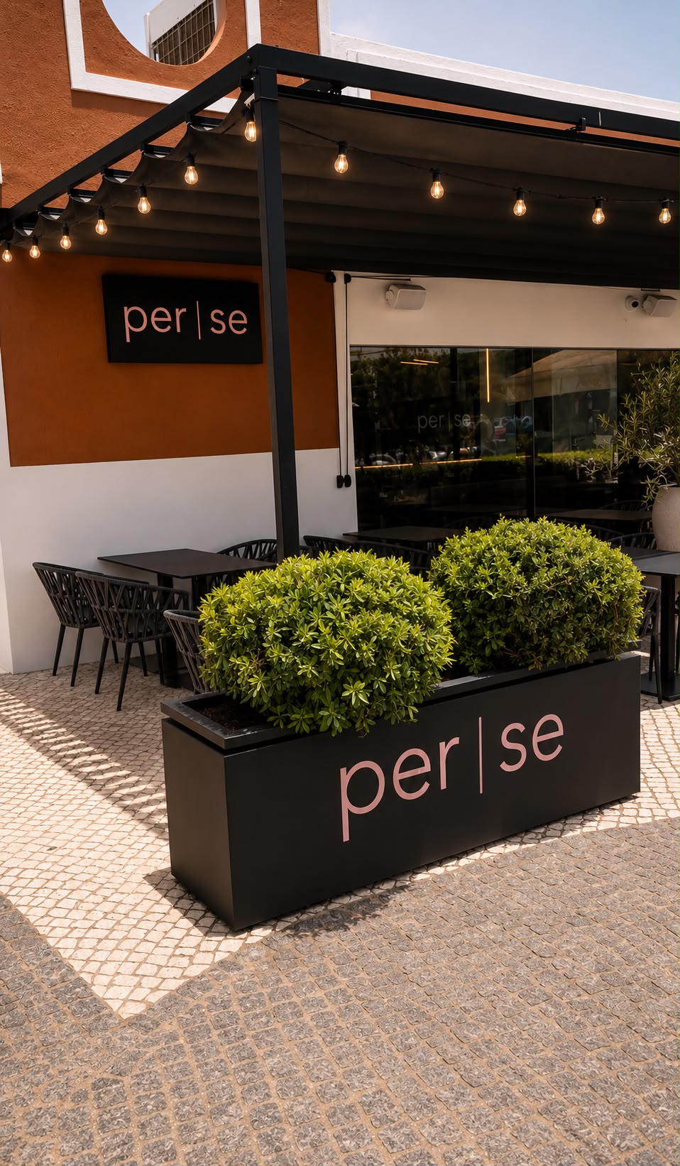 Fachada do Per Se com pérgola e luzes